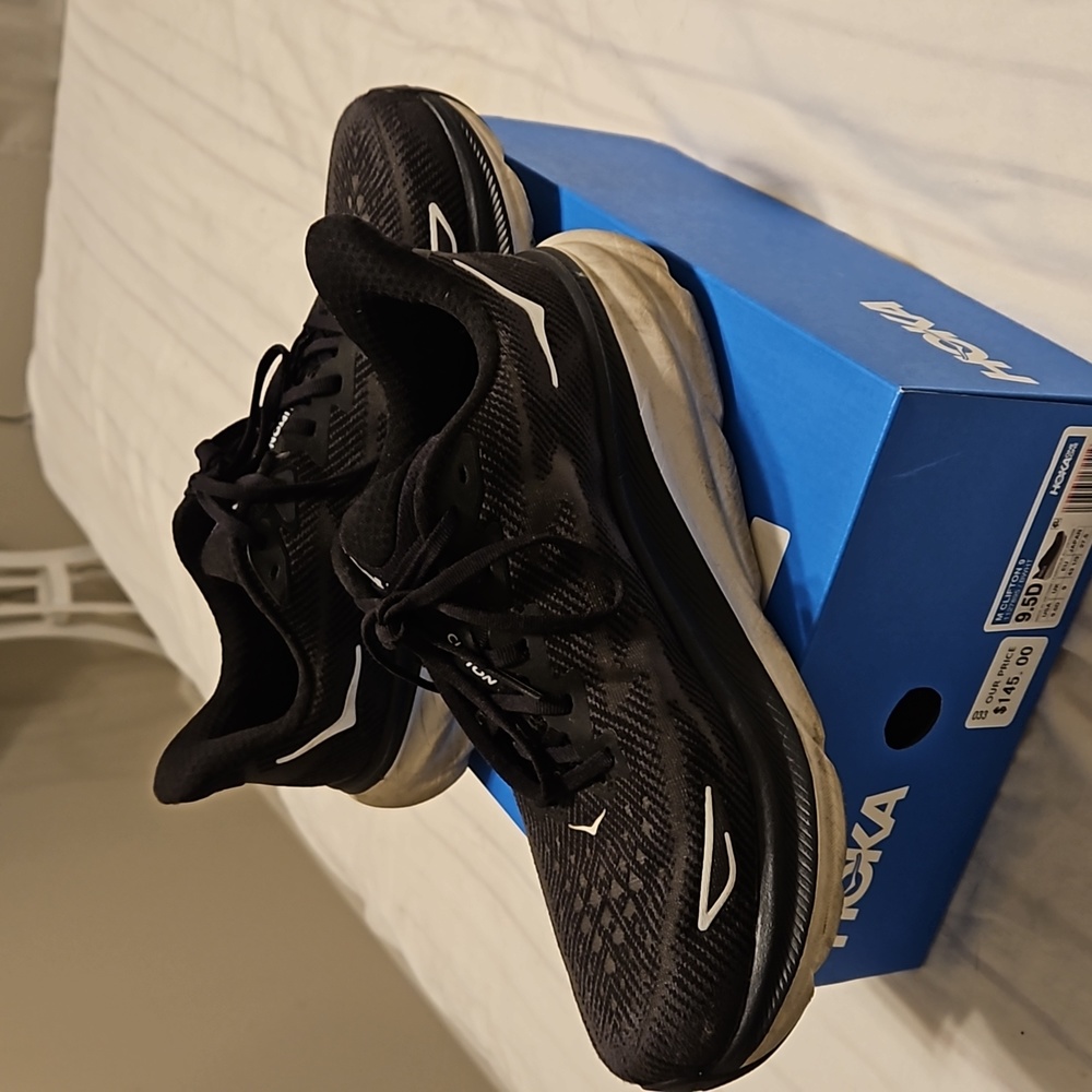 Hoka men's tennis shoe